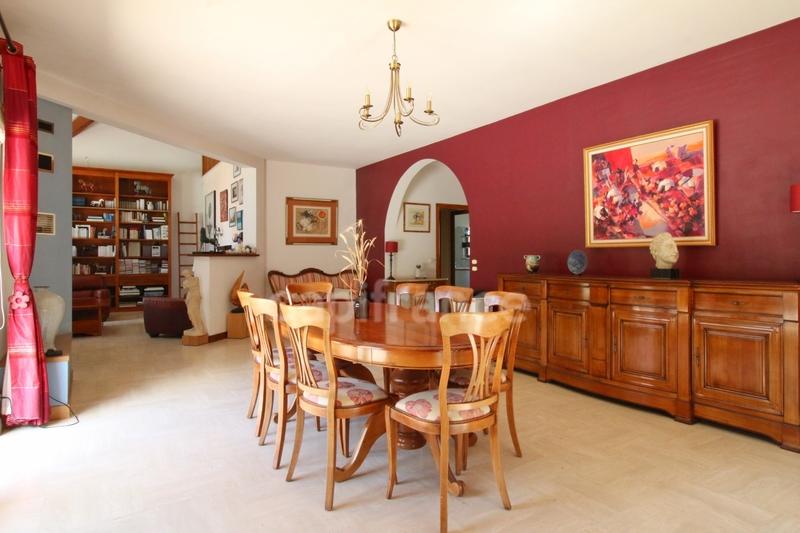 Propriété - 240 m² - 9 pièces