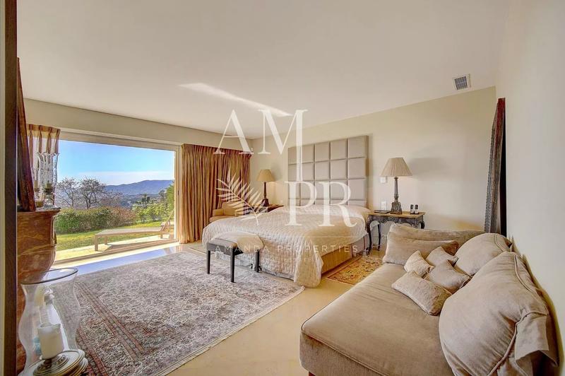 Villa - 333 m² - 8 pièces