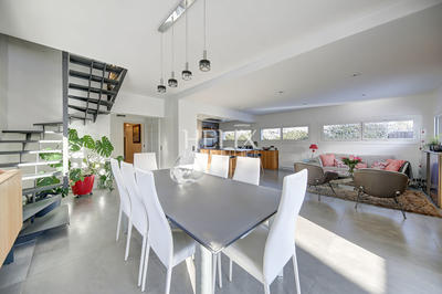 Maison - 236 m² - 9 pièces