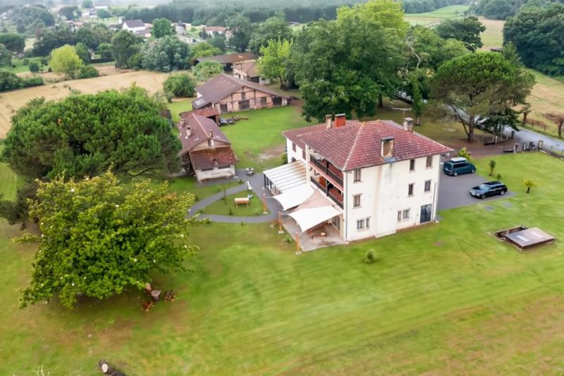 Demeure - 450 m² - 12 pièces