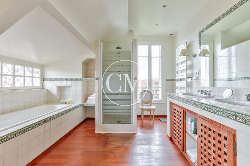 Maison - 205 m² - 6 pièces