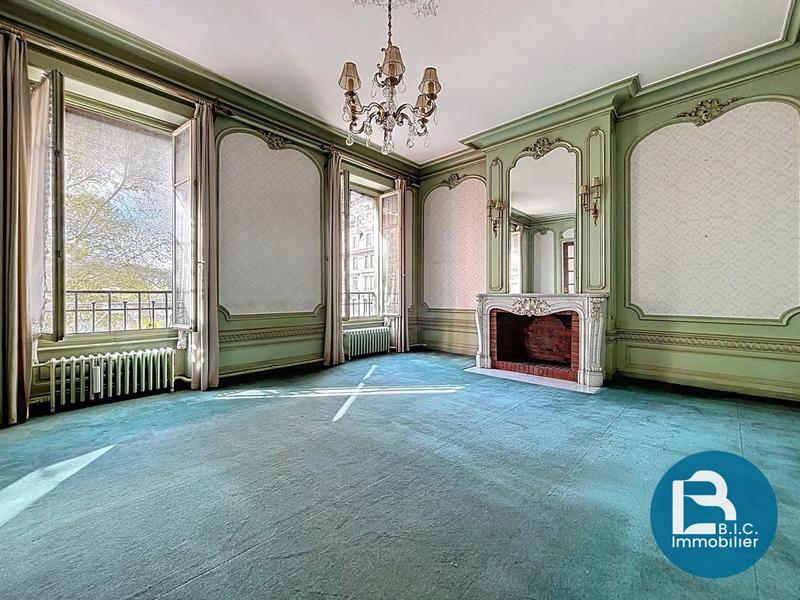 Appartement - 201 m² - 6 pièces