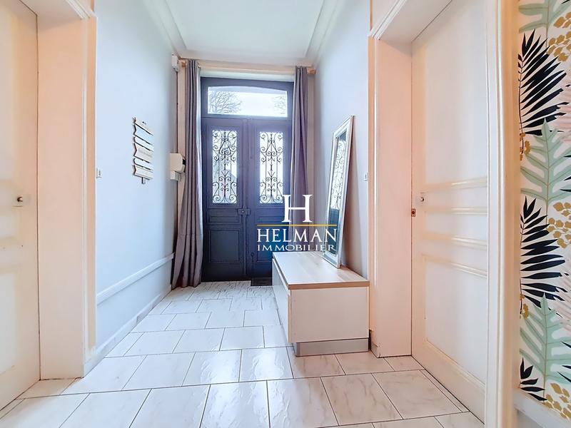 Maison - 325 m² - 11 pièces