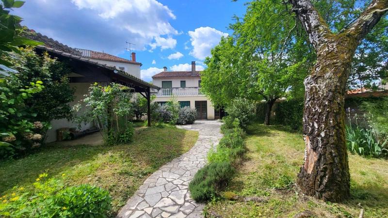 Maison - 200 m² - 8 pièces