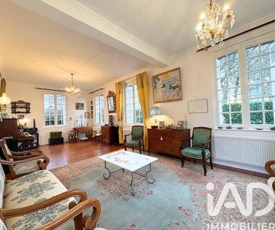 Maison - 305 m² - 8 pièces