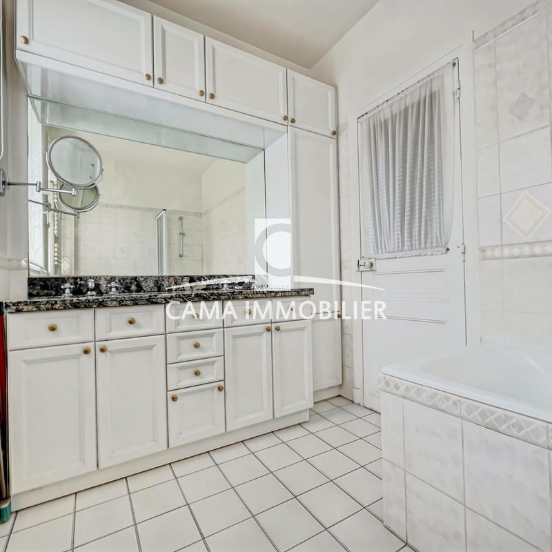 Maison - 232 m² - 11 pièces