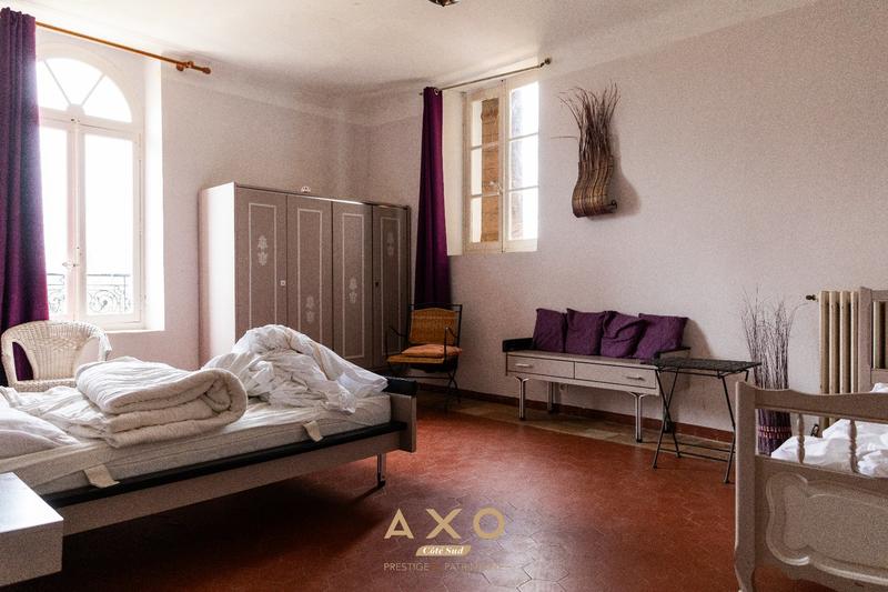 Demeure - 1 020 m² - 33 pièces