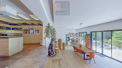 Maison - 260 m² - 7 pièces