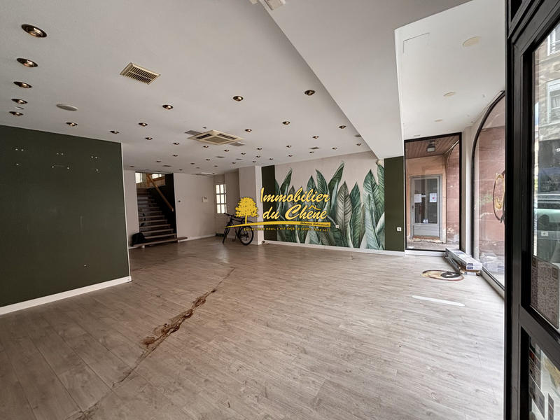Local commercial - 211 m² - 7 pièces