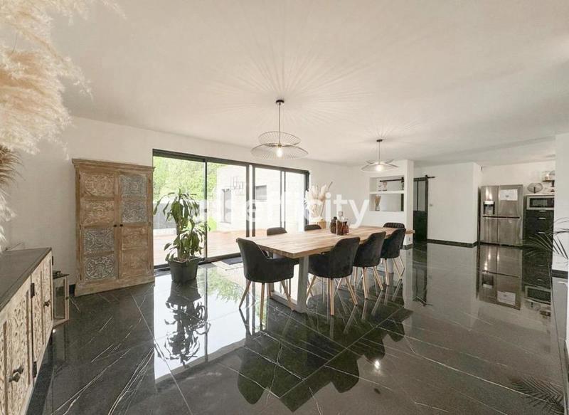 Maison - 212 m² - 7 pièces