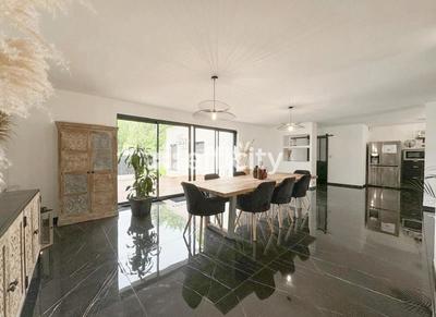 Maison - 212 m² - 7 pièces