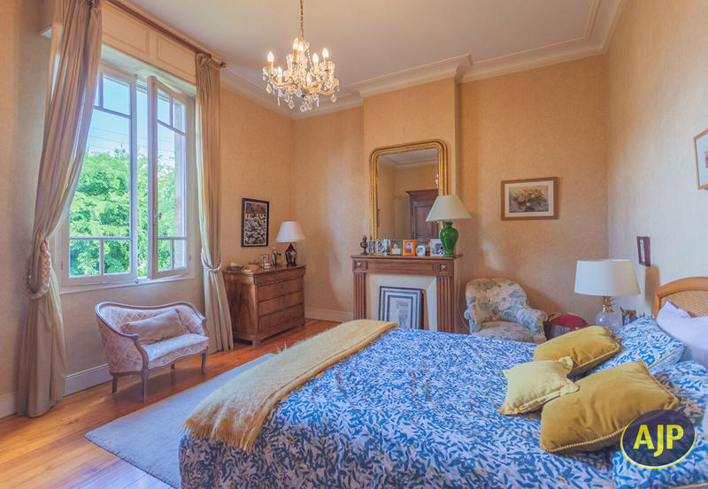 Maison - 207 m² - 10 pièces