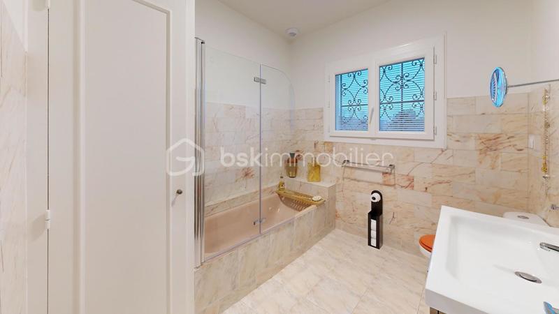 Maison - 213 m² - 8 pièces