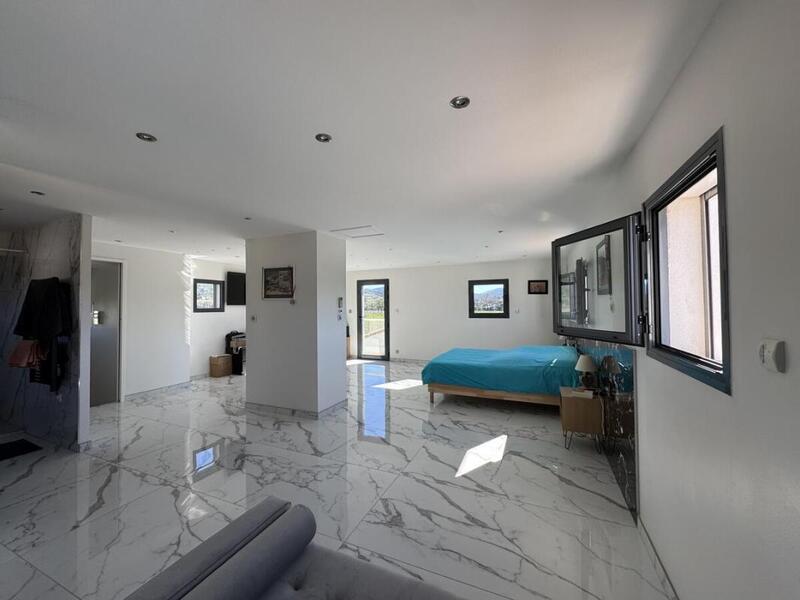 Maison - 318 m² - 9 pièces