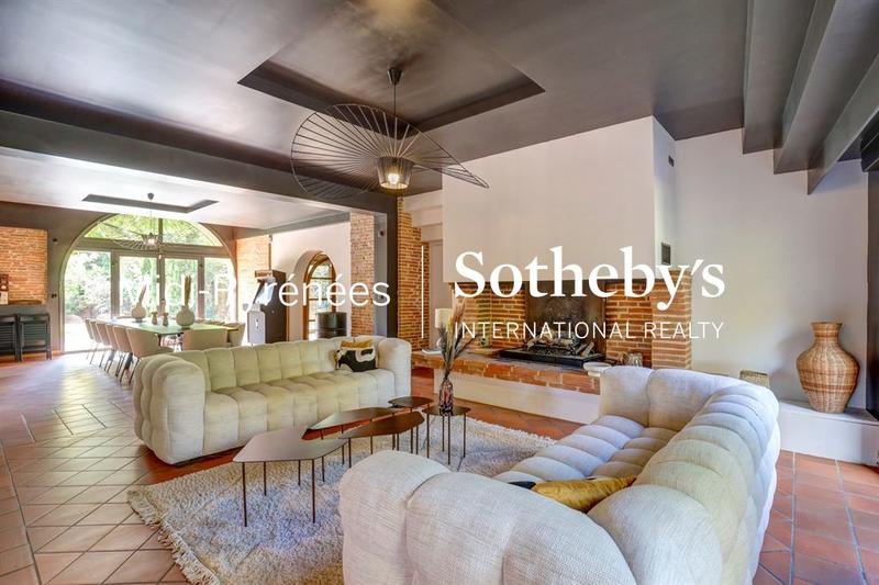 Maison - 560 m² - 12 pièces