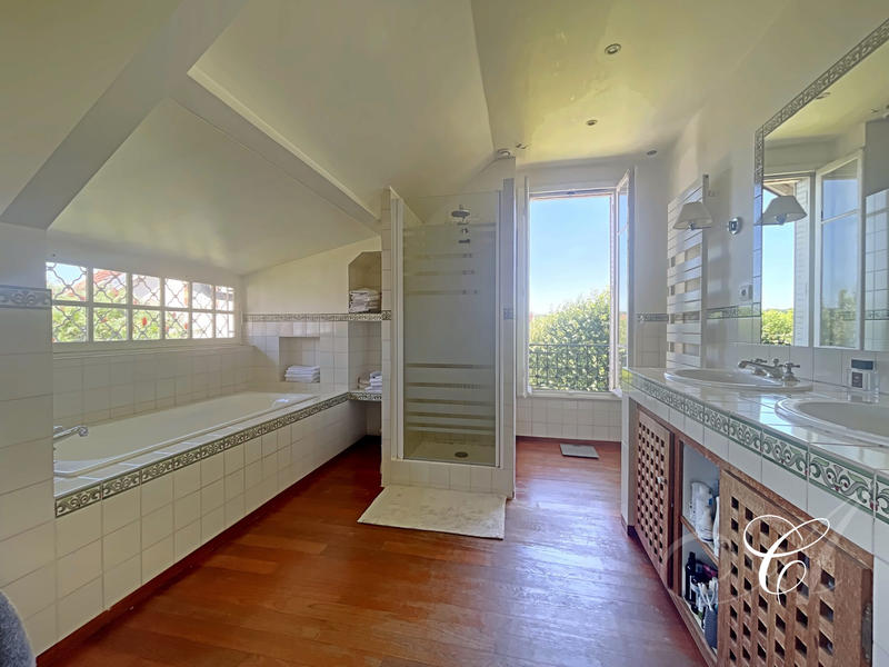 Villa - 183 m² - 6 pièces