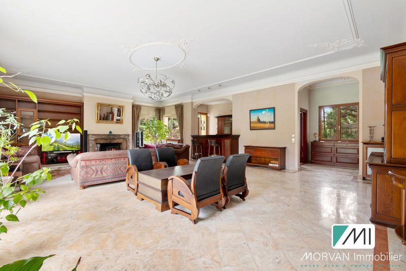 Maison - 365 m² - 12 pièces