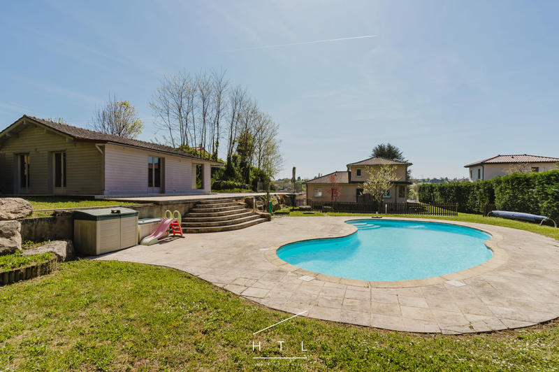 Maison - 225 m² - 9 pièces