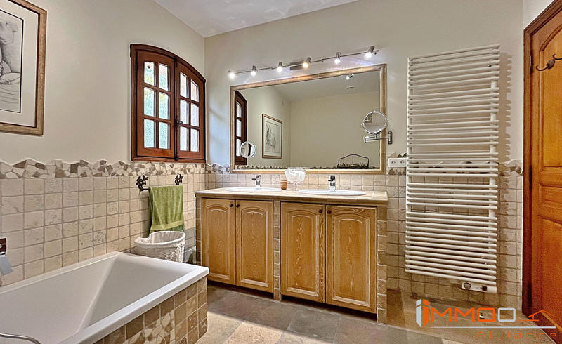 Villa - 215 m² - 9 pièces