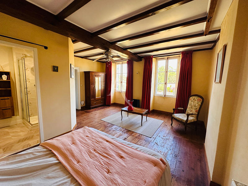 Demeure - 333 m² - 12 pièces