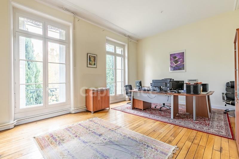 Château - 736 m² - 30 pièces