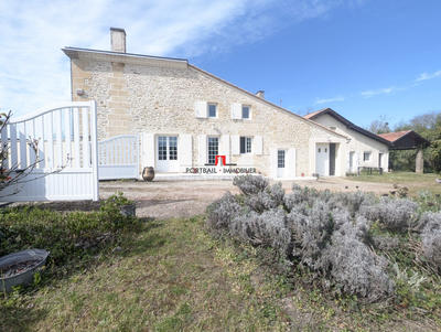 Maison - 255 m² - 8 pièces