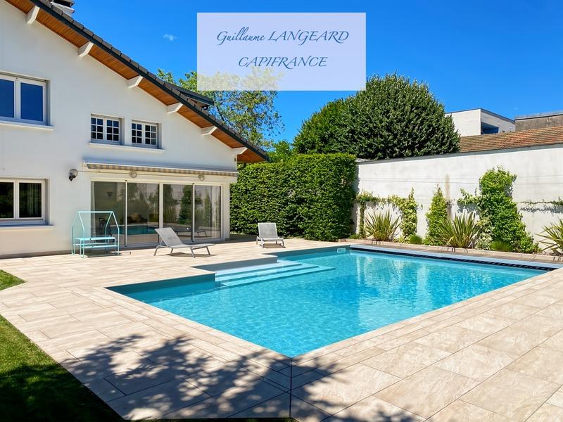 Maison - 346 m² - 9 pièces