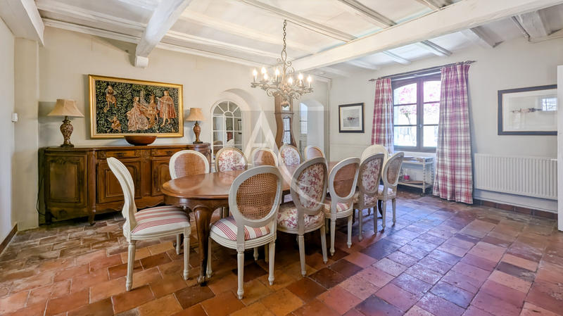 Demeure - 717 m² - 27 pièces