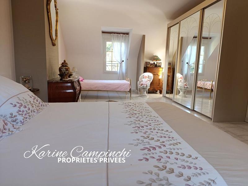 Maison - 220 m² - 6 pièces