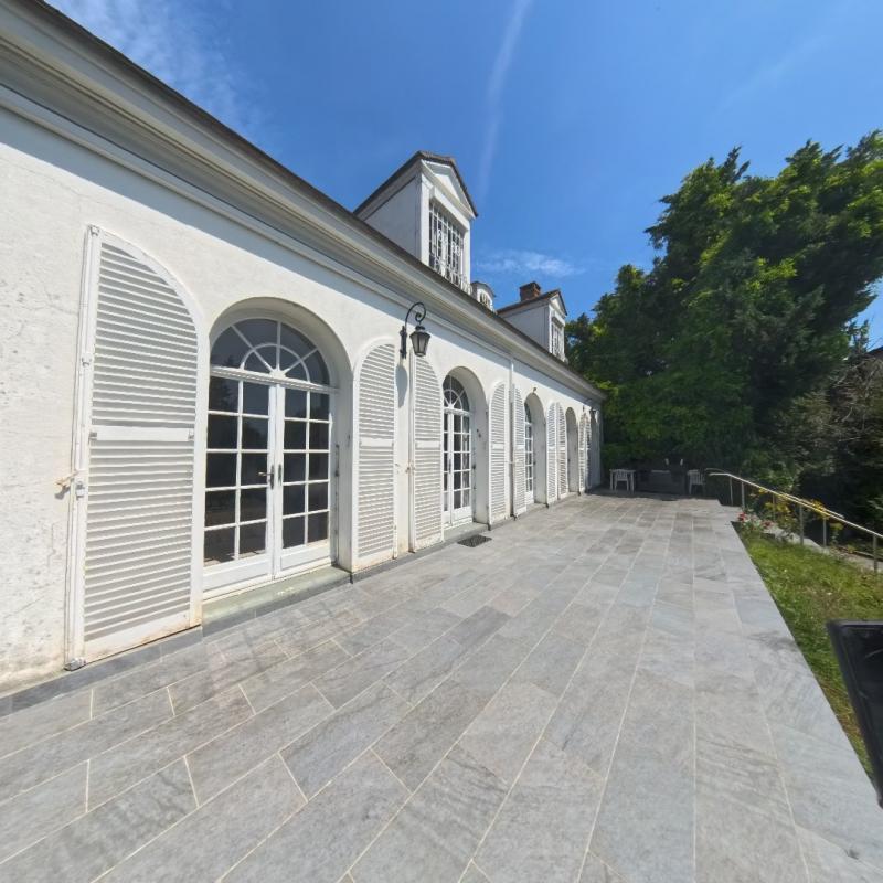 Maison - 325 m² - 11 pièces