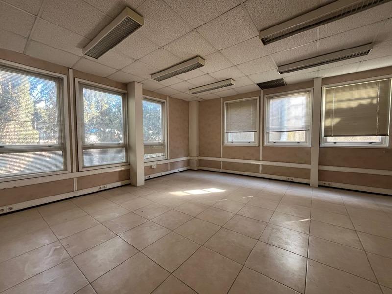 Bureau - 643 m²