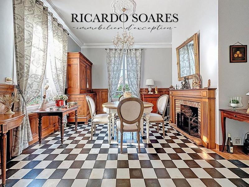 Demeure - 278 m² - 11 pièces