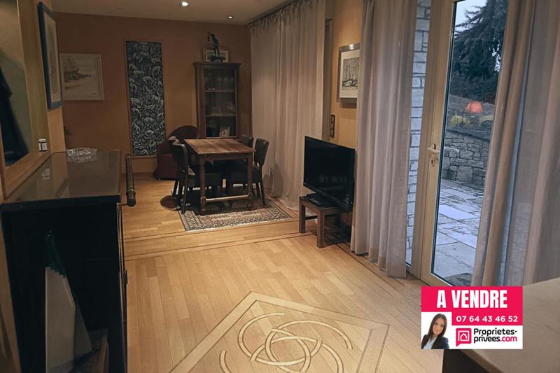 Demeure - 235 m² - 6 pièces