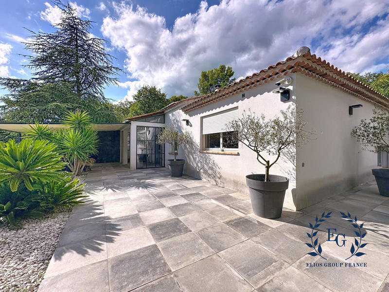 Maison traditionnelle - 207 m² - 7 pièces