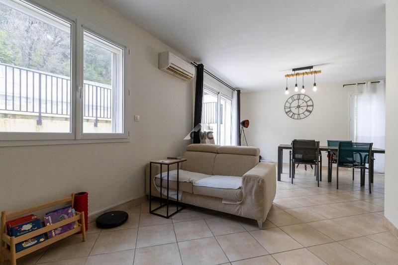 Villa - 100 m² - 5 pièces