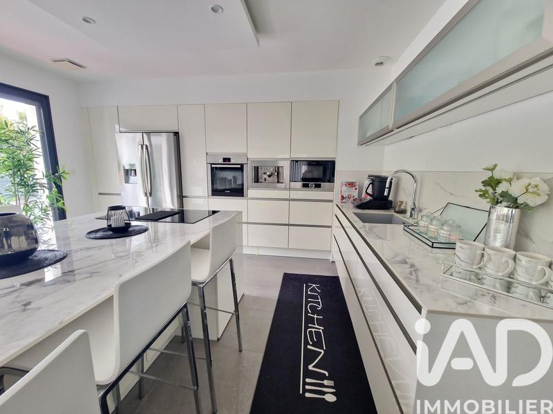 Maison - 188 m² - 9 pièces