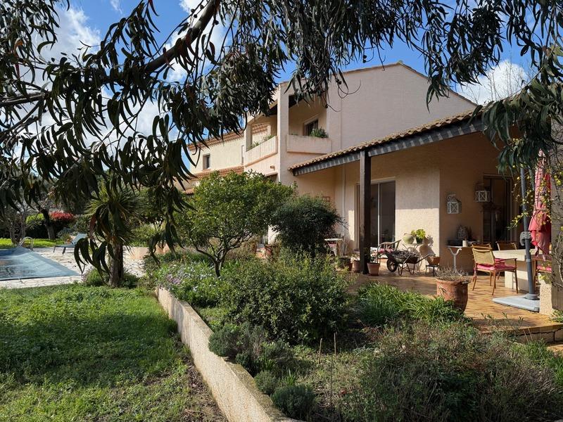 Maison - 270 m² - 9 pièces