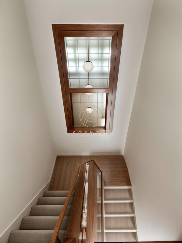 Maison - 249 m² - 10 pièces