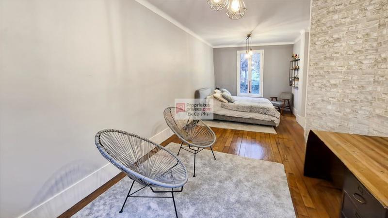 Maison - 250 m² - 9 pièces