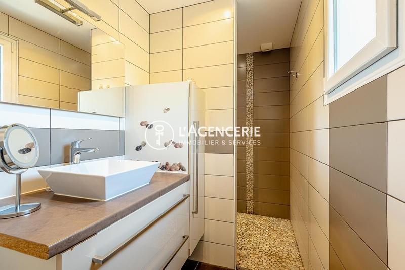 Maison - 220 m² - 5 pièces