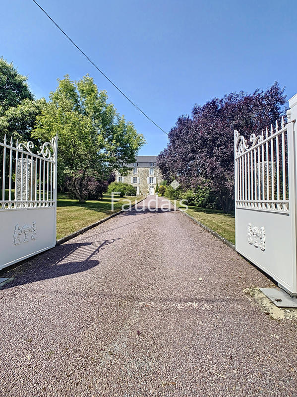 Propriété - 368 m² - 9 pièces