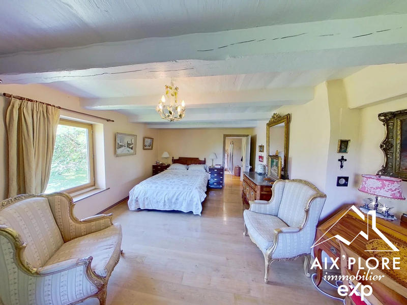 Maison traditionnelle - 248 m² - 7 pièces