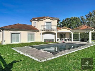 Maison - 200 m² - 9 pièces