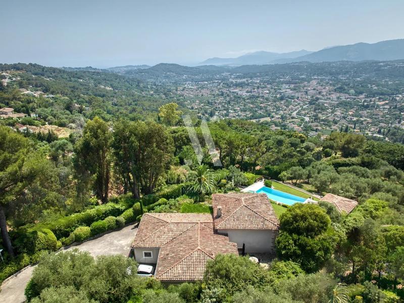 Propriété - 230 m² - 6 pièces