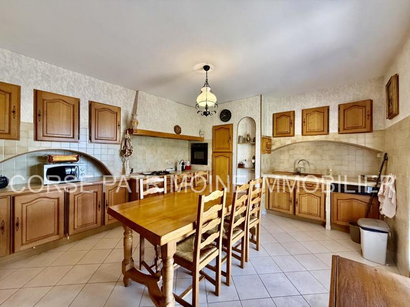 Maison - 225 m² - 12 pièces