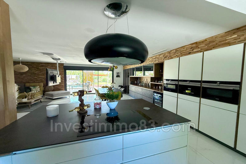 Maison - 203 m² - 10 pièces