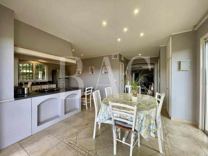 Villa - 235 m² - 8 pièces