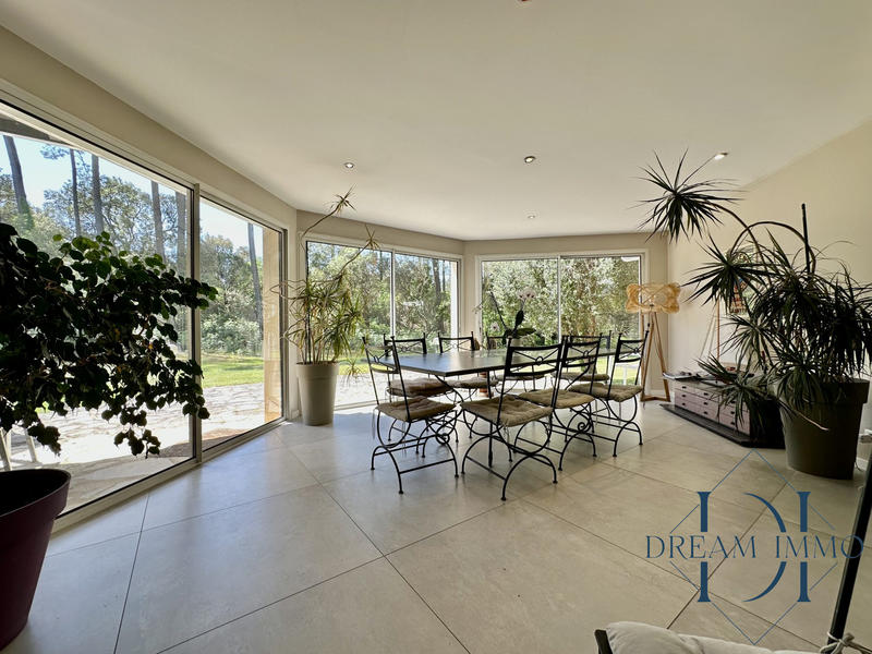 Maison contemporaine - 360 m² - 8 pièces