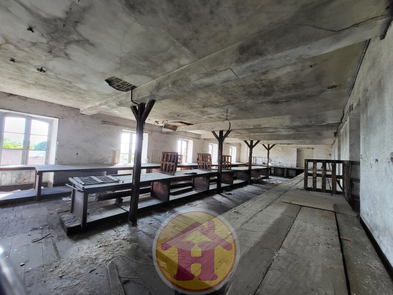 Local commercial - 1 947 m² - 16 pièces