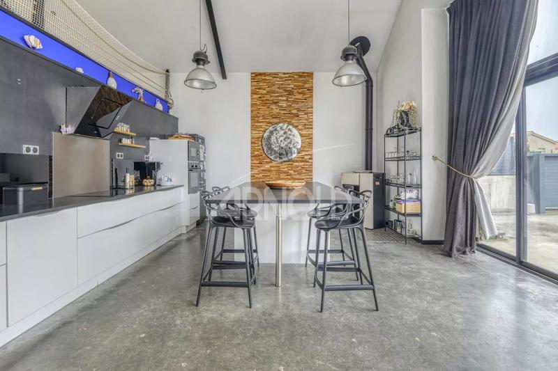 Maison - 220 m² - 9 pièces